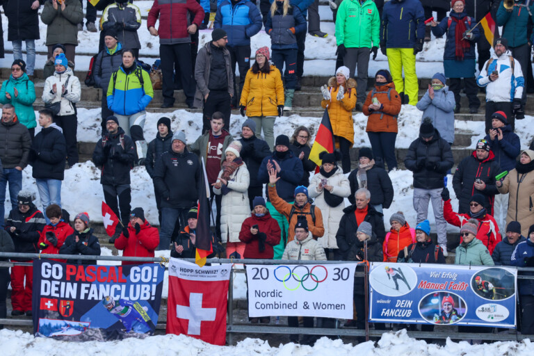 Zuschauer setzen ein Zeichen für die Nordische Kombination bei Olympia 2030 - mit Frauen und Männern.