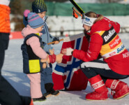 Ida Marie Hagen (NOR) schenkt ihren Pauli-Bär dem Fahnenkind.