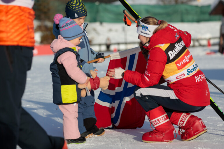 Ida Marie Hagen (NOR) schenkt ihren Pauli-Bär dem Fahnenkind.