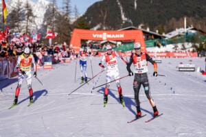 Knapper Zieleinlauf im letzten Jahr: Jarl Magnus Riiber (NOR), Ilkka Herola (FIN), Jens Luraas Oftebro (NOR), Vinzenz Geiger (GER), (l-r)