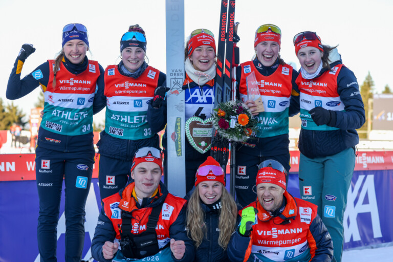 Trine Goepfert (GER), Ronja Loh (GER), Nathalie Armbruster (GER), Jenny Nowak (GER), Maria Gerboth (GER), (oben, l-r), Tim Kopp (GER), Physio Nina Jung (GER), Coach Florian Aichinger (GER), (unten, l-r)