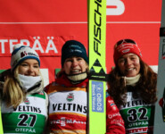 Die Massenstart-Siegerinnen: Minja Korhonen (FIN), Ida Marie Hagen (NOR), Nathalie Armbruster (GER), (l-r)