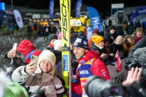 Jarl Magnus Riiber (NOR) beim Foto mit den Fans 2025