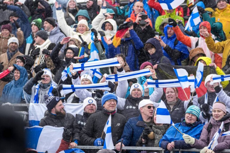 Finnische Fans feiern die Silbermedaille für Eero Hirvonen (FIN) und Ilkka Herola (FIN).