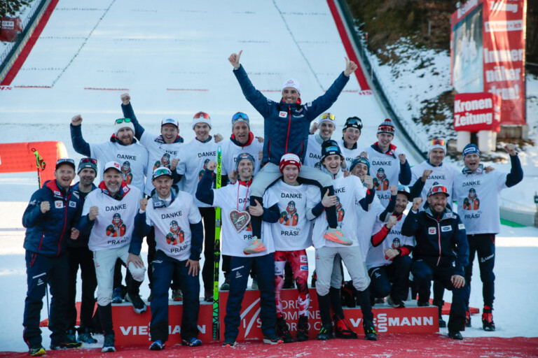 Lukas Greiderer (AUT) wird vom österreichischen Team verabschiedet.