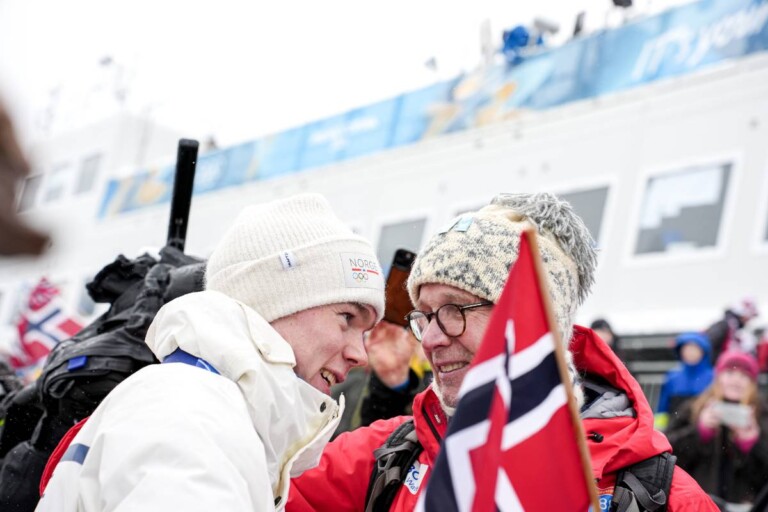 Jens Luraas Oftebro (NOR) mit seinem Vater