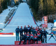 Johannes Rydzek (GER) und das deutsche Team vor der Skiflugschanze am Kulm (AUT)