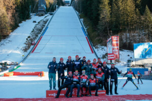Johannes Rydzek (GER) und das deutsche Team vor der Skiflugschanze am Kulm (AUT)