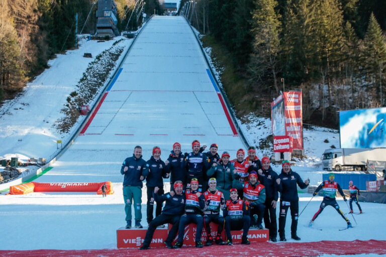 Johannes Rydzek (GER) und das deutsche Team vor der Skiflugschanze am Kulm (AUT)