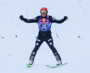 Johannes Rydzek (GER) feiert seine persönliche Bestweite von 212,5 Metern.