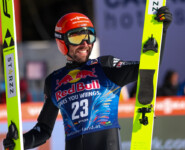 Johannes Rydzek (GER) feiert seine persönliche Bestweite von 212,5 Metern.