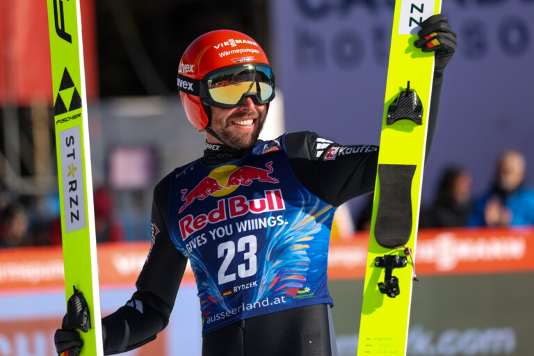 Johannes Rydzek (GER) feiert seine persönliche Bestweite von 212,5 Metern.