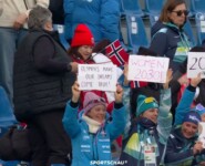 Die italienischen Nordischen Kombiniererinnen (vorne: Greta Pinzani und Daniela Dejori) können nur zuschauen, nachdem die Frauen noch immer von den Olympischen Spielen ausgeschlossen sind.