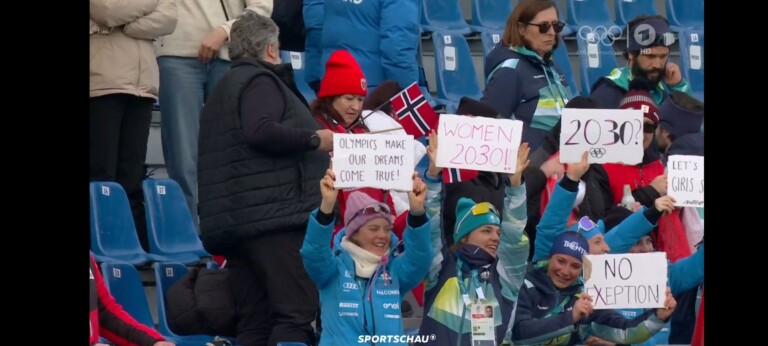 Die italienischen Nordischen Kombiniererinnen (vorne: Greta Pinzani und Daniela Dejori) können nur zuschauen, nachdem die Frauen noch immer von den Olympischen Spielen ausgeschlossen sind.