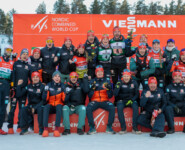 Nathalie Armbruster (GER), Johannes Rydzek (GER) umringt vom deutschen Team (l-r)