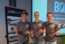 Johannes Thingnes Boe, Tarjei Boe und Arno Barthelmes präsentieren die neuen Skiroller.