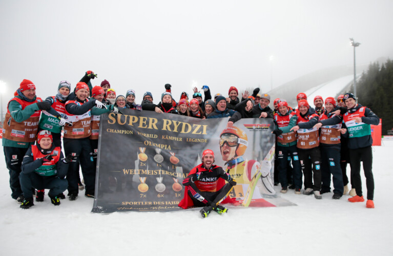 Johannes Rydzek (GER) wurde von Team und Familie am Holmenkollen verabschiedet.