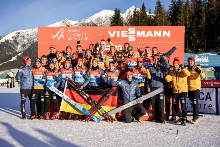 Das deutsche Team nach dem doppelten Triple-Gewinn durch Vinzenz Geiger (GER) und Nathalie Armbruster (GER) in Seefeld (AUT)