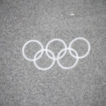 Das Symbol der Olympischen Spiele im winterlichen Schneetreiben