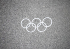 Das Symbol der Olympischen Spiele im winterlichen Schneetreiben