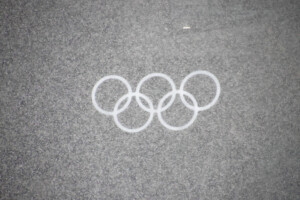 Das Symbol der Olympischen Spiele im winterlichen Schneetreiben