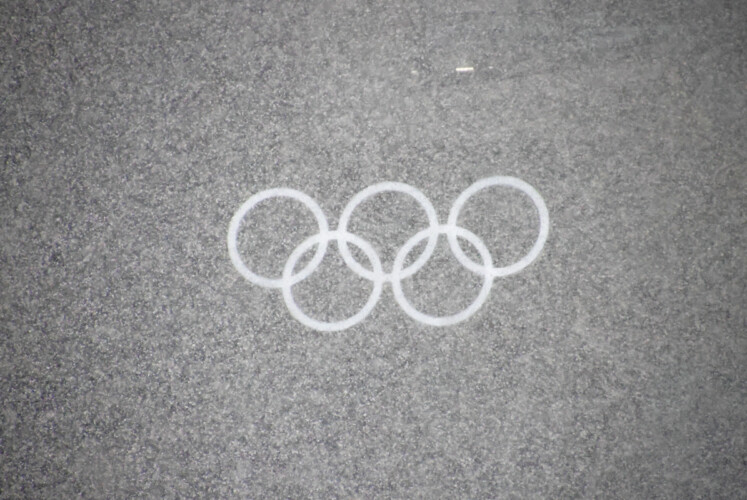 Das Symbol der Olympischen Spiele im winterlichen Schneetreiben