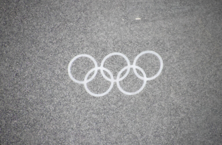 Das Symbol der Olympischen Spiele im winterlichen Schneetreiben