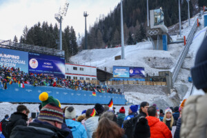 Die Wettkämpfe der Nordischen Kombination bei den Olympischen Spielen von Milano Cortina 2026 waren gut besucht.