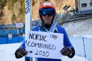 Chingiz Rakparov (KAZ) drückt die Meinung der Fans der Nordischen Kombination aus.