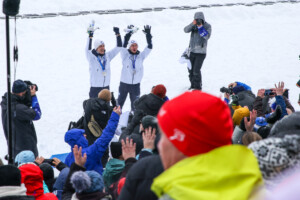 Eero Hirvonen (FIN) und Ilkka Herola (FIN) werden von den zahlreichen Zuschauern in Milano Cortina 2026 begeistert gefeiert.