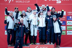 Das österreichische Damenteam beim Weltcup in Ramsau am Dachstein 2025