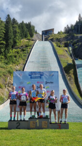Nathalie Armbruster (GER) und Jenny Nowak (GER) (Mitte) gewannen den Team Sprint in Chaux-Neuve 2025.