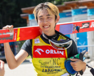 Naoki Nakamura (JPN), aktueller Spitzenreiter des FIS Skisprung Weltcups, agierte als Vorspringer und Unterstützer der Nordischen Kombination.