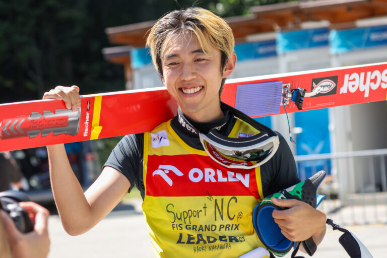 Naoki Nakamura (JPN), aktueller Spitzenreiter des FIS Skisprung Weltcups, agierte als Vorspringer und Unterstützer der Nordischen Kombination.