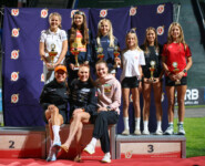 Nathalie Armbruster (GER), Ida Marie Hagen (NOR), Ema Volavsek (SLO), (l-r) mit den Siegerinnen eines Youth Cup-Wettbewerbes