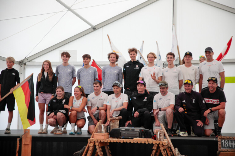 Team-Präsentation: Amelie Steiner (GER), Richard Stenzel (GER), Jonathan Graebert (GER), Benedikt Graebert (GER), Simon Mach (GER), David Mach (GER), Tristan Sommerfeldt (GER), Julian Schmid (GER), (l-r), Sofia Eggensberger (GER), Nathalie Armbruster (GER), Manuel Faisst (GER), Coach Florian Aichinger (GER), Coach Thomas Krause (GER), Coach Constantin Kreiselmeyer (GER), Coach Kai Bracht (GER), (unten, l-r)