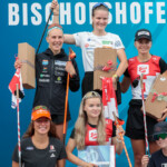 Das Damen-Podium: Ida Marie Hagen (NOR), Ema Volavsek (SLO), Katharina Gruber (AUT), (l-r), Nathalie Armbruster (GER), Minja Korhonen (FIN), Alexa Brabec (USA), (l-r)