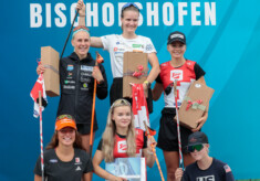 Das Damen-Podium: Ida Marie Hagen (NOR), Ema Volavsek (SLO), Katharina Gruber (AUT), (l-r), Nathalie Armbruster (GER), Minja Korhonen (FIN), Alexa Brabec (USA), (l-r)