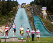 Das Podium der Frauen: Nathalie Armbruster (GER), Katharina Gruber (AUT), Ema Volavsek (SLO), Julian Schmid (GER), Simon Mach (GER), Florian Kolb (AUT), (l-r)