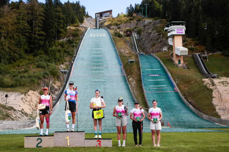 Das Podium der Frauen: Nathalie Armbruster (GER), Katharina Gruber (AUT), Ema Volavsek (SLO), Julian Schmid (GER), Simon Mach (GER), Florian Kolb (AUT), (l-r)