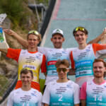 Das Podium der Männer: David Mach (GER), Fabio Obermeyr (AUT), Richard Stenzel (GER), (l-r), Manuel Faisst (GER), Simon Mach (GER), Mael Tyrode (FRA), (unten, l-r)