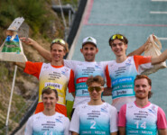 Das Podium der Männer: David Mach (GER), Fabio Obermeyr (AUT), Richard Stenzel (GER), (l-r), Manuel Faisst (GER), Simon Mach (GER), Mael Tyrode (FRA), (unten, l-r)