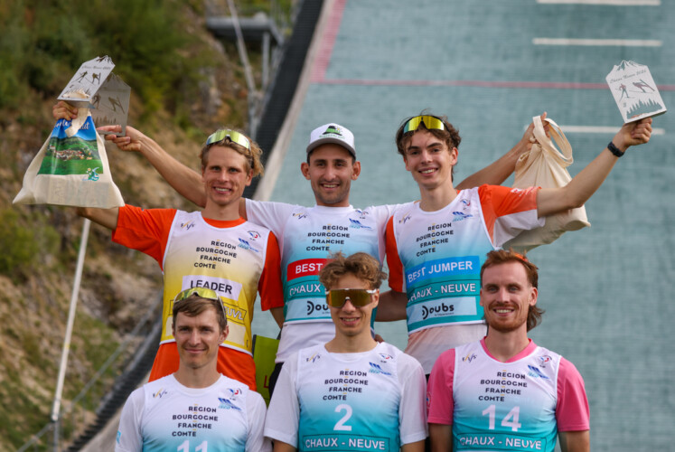 Das Podium der Männer: David Mach (GER), Fabio Obermeyr (AUT), Richard Stenzel (GER), (l-r), Manuel Faisst (GER), Simon Mach (GER), Mael Tyrode (FRA), (unten, l-r)