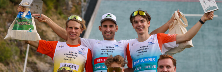 Das Podium der Männer: David Mach (GER), Fabio Obermeyr (AUT), Richard Stenzel (GER), (l-r), Manuel Faisst (GER), Simon Mach (GER), Mael Tyrode (FRA), (unten, l-r)