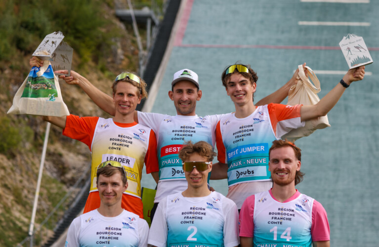 Das Podium der Männer: David Mach (GER), Fabio Obermeyr (AUT), Richard Stenzel (GER), (l-r), Manuel Faisst (GER), Simon Mach (GER), Mael Tyrode (FRA), (unten, l-r)
