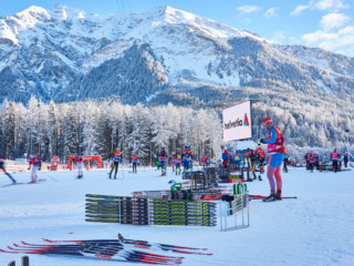 Hektische Betriebsamkeit der Serviceleute beim Skitesten